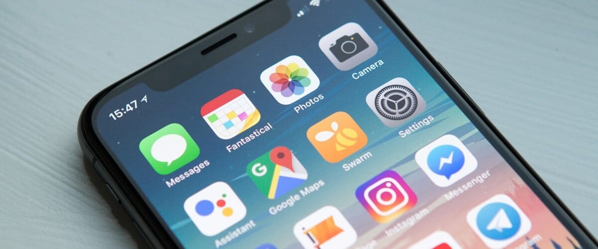 Person nutzt eine Website auf dem Smartphone