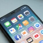 Person nutzt eine Website auf dem Smartphone