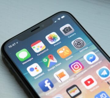 Person nutzt eine Website auf dem Smartphone