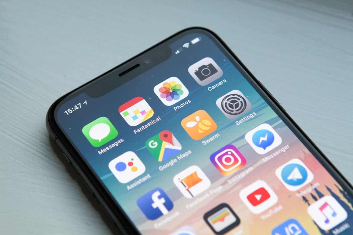 Person nutzt eine Website auf dem Smartphone