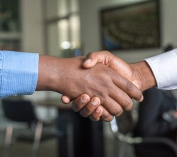 Handschlag zwischen zwei Geschäftspartnern