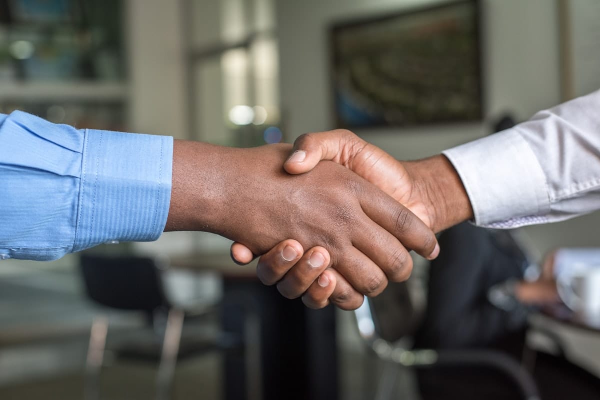 Handschlag zwischen zwei Geschäftspartnern