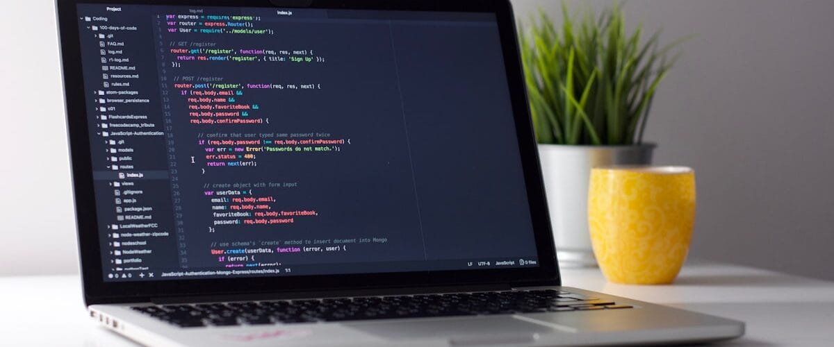 Nahaufnahme von Code auf einem Laptop Bildschirm