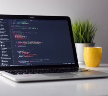 Nahaufnahme von Code auf einem Laptop Bildschirm