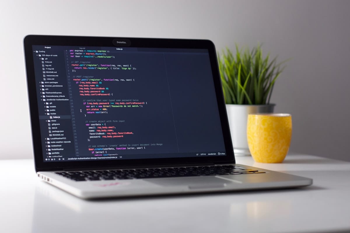 Nahaufnahme von Code auf einem Laptop Bildschirm