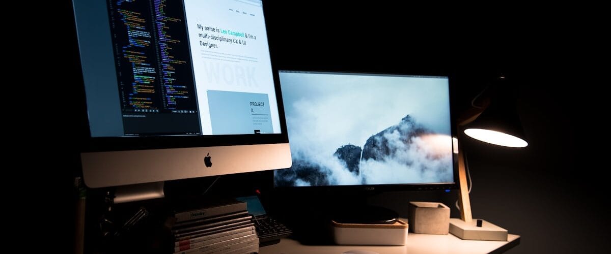 Designer arbeitet am Laptop an einer Website