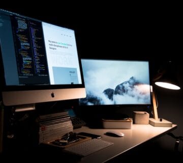 Designer arbeitet am Laptop an einer Website