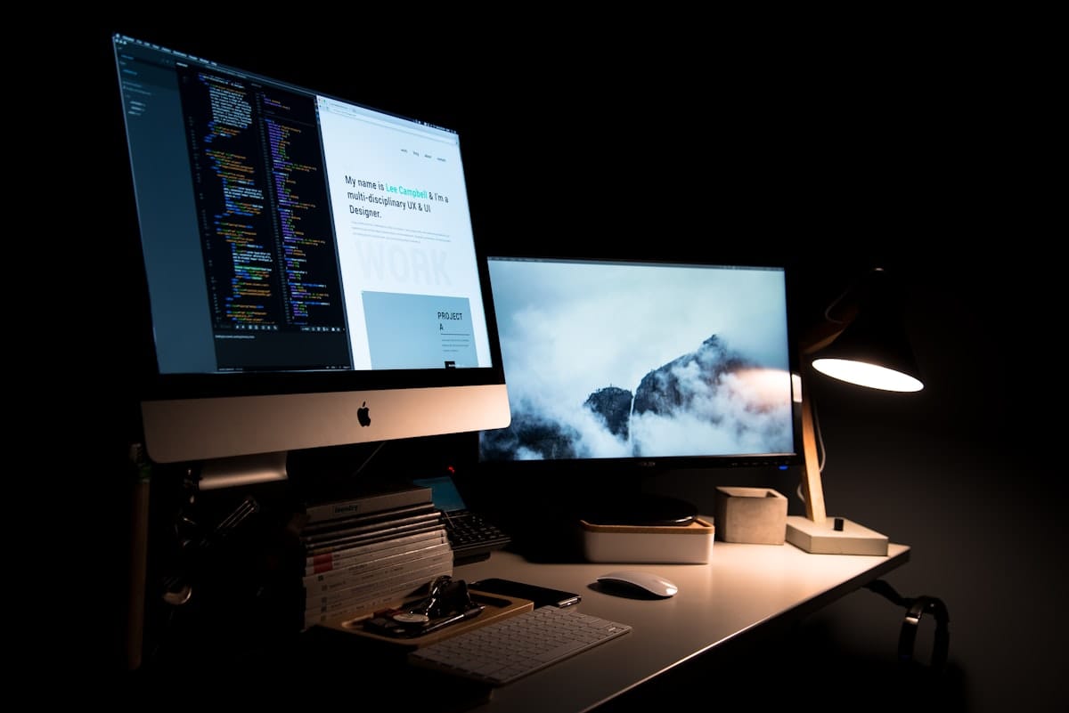 Designer arbeitet am Laptop an einer Website